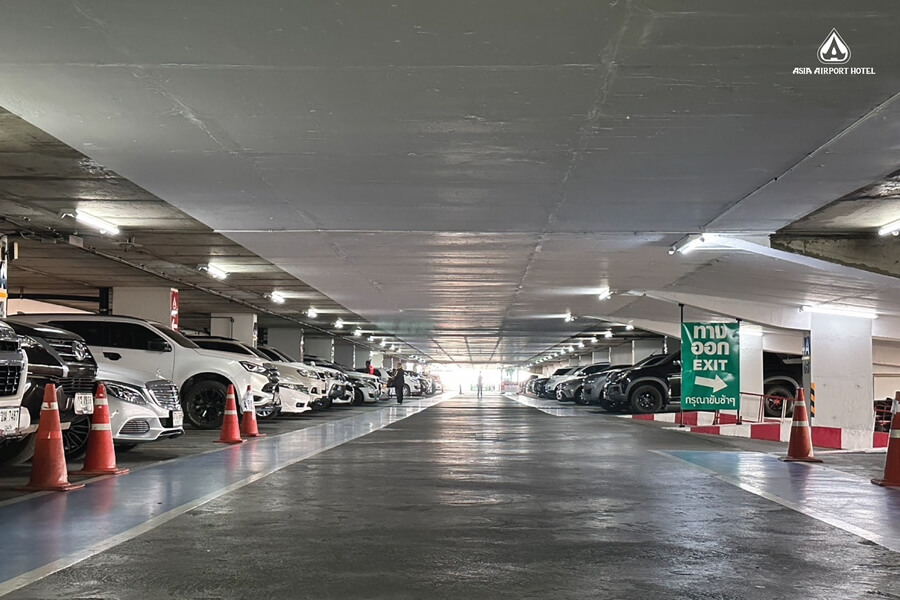 Asia Airport Hotel : Parking Lot